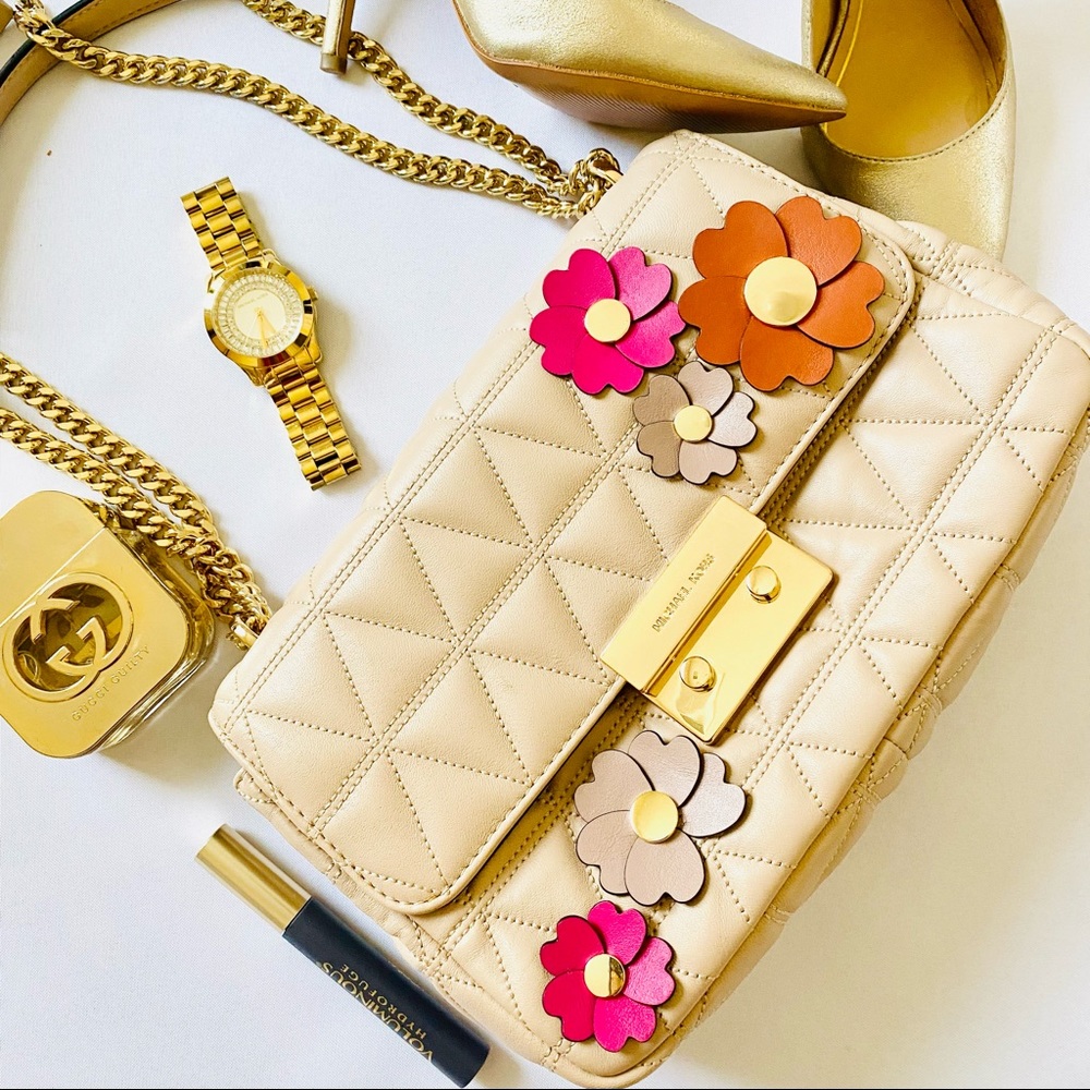 MICHAEL KORS
Sloan Large Floral Appliqué Shoulder Bag In Oyster